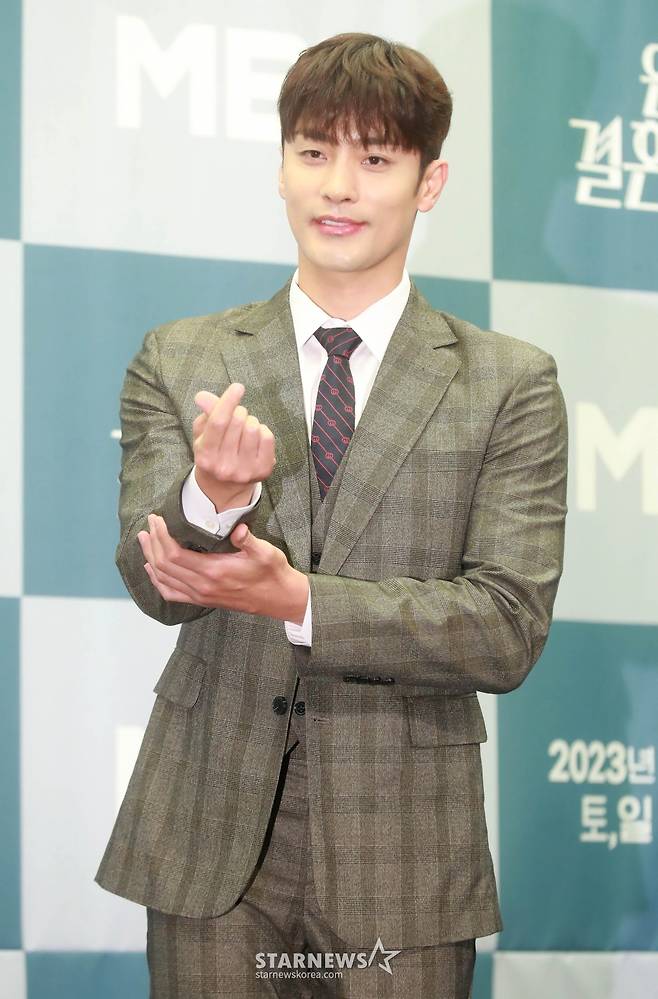 배우 성훈이 26일 오후 서울 마포구 상암동 스탠포드호텔에서 진행된 MBN 주말극 '완벽한 결혼의 정석' 제잘발표회에 참석해 포즈를 취하고 있다.  남편과 가족에게 복수하기 위해 계약 결혼을 선택한 여자 한이주와 그녀를 아내로 맞이하기 위해 계약 결혼을 연기하는 남자 서도국의 아찔하고 은밀한 로맨스 복수극 '완벽한 결혼의 정석'은 오는 28일 첫 방송된다. /2023.10.26 /사진=이동훈