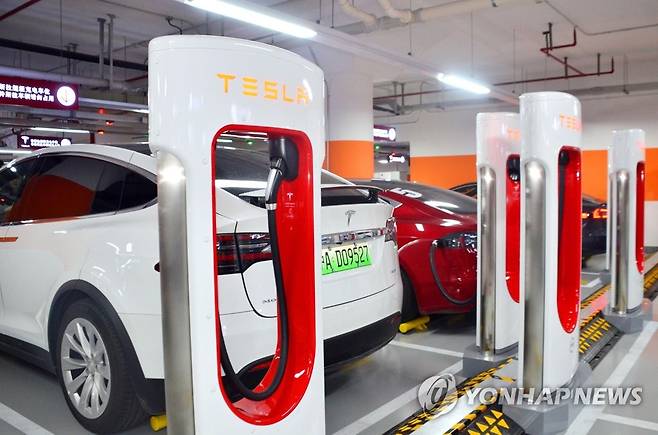 상하이의 대규모 전기차 충전시설 위 사진은 기사 내용과 무관합니다. [교도 연합뉴스. 재판매 및 db 금지]