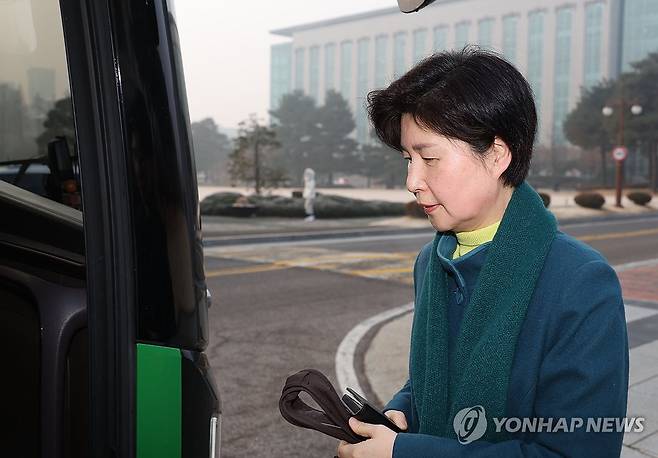국조특위 현장조사 향하는 백혜련 의원 (서울=연합뉴스) 박동주 기자 = '윤석열 정부의 비상계엄 선포를 통한 내란 혐의 진상규명 국정조사 특별위원회' 위원인 더불어민주당 백혜련 의원이 21일 오전 국회 본청 앞에서 현장조사를 위해 버스에 타고 있다. 2025.1.21 pdj6635@yna.co.kr