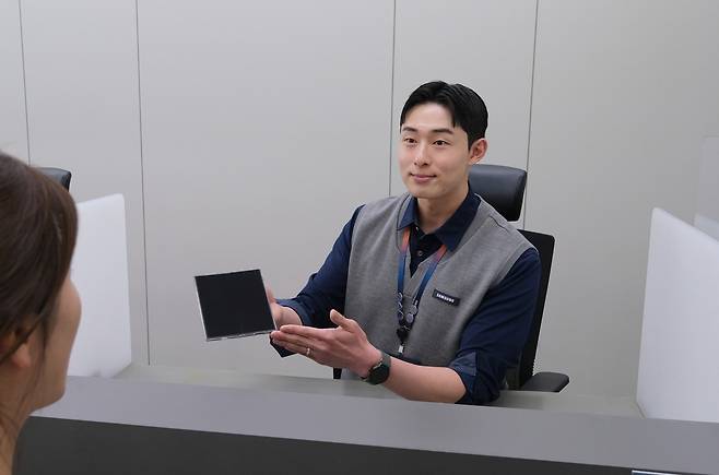 삼성전자서비스 엔지니어가 고객에게 스마트폰 사용 방법을 설명하는 모습 [삼성전자서비스 제공. 재판매 및 DB 금지]