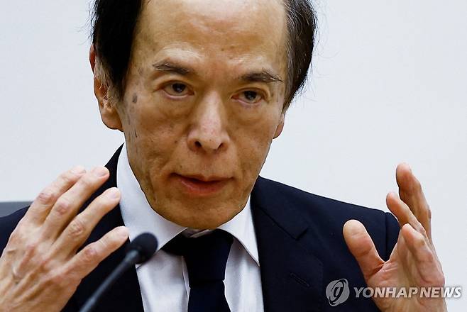 기자회견에서 발언하는 우에다 가즈오 일본은행 총재 (도쿄 로이터=연합뉴스) 일본 중앙은행인 일본은행 우에다 가즈오 총재가 24일 열린 기자회견에서 발언하고 있다.