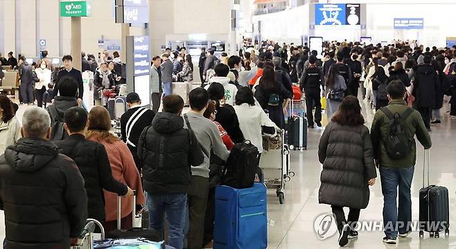 붐비는 인천공항 설 연휴를 앞둔 23일 인천국제공항 제1여객터미널 출국장에서 승객들이 탑승 수속을 위해 줄을 서고 있다. [사진/이진욱 기자]