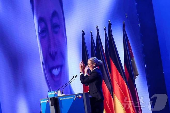 25일(현지시간) 독일 극우 정당 '독일을 위한 대안'(AfD) 공동 대표인 알리스 바이델이 독일 할레에서 열린 AfD 선거 행사에서 일론 머스크 테슬라 최고경영자(CEO)가 영상으로 등장하자 환영의 손짓을 보이고 있다. 2025.1.25. ⓒ 로이터=뉴스1 ⓒ News1 조소영 기자
