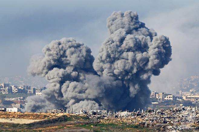 14일(현지시간) 팔레스타인 가자지구 북부의 파괴된 빌딩 위에서 이스라엘군의 포격으로 연기 기둥이 솟아 오르고 있다. 2025.01.15. ⓒ AFP=뉴스1 ⓒ News1 우동명 기자