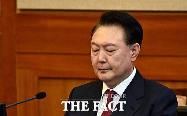 12.3 비상계엄 사태를 수사하는 검찰이 윤석열 대통령을 구속 상태로 재판에 넘겼다. 12.3 비상계엄 선포로 내란 우두머리 혐의를 받아 구속된 윤석열 대통령이 21일 오후 서울 종로구 헌법재판소에서 열린 윤석열 대통령 탄핵심판 3차 변론기일에 참석하고 있다. /사진공동취재단