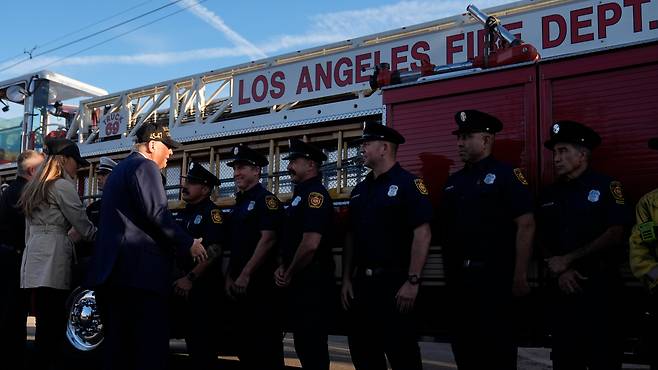 도널드 트럼프 미국 대통령이 24일 캘리포니아주 로스앤젤레스의 한 소방서를 찾아 직원들을 격려하고 있다. /AP 연합뉴스