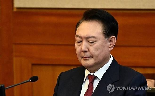 지난 23일 윤석열 대통령이 헌법재판소에서 열린 탄핵심판 4차 변론에 출석해 생각에 잠겨 있다.ⓒ연합뉴스