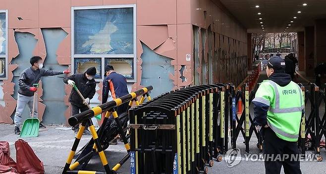 윤석열 대통령이 구속되자 일부 윤 대통령 지지자들이 서울서부지방법원 내부로 난입해 불법폭력사태를 일으킨 19일 오후 서부지법에서 청사 관계자들이 파손된 시설물과 물품 등을 치운 뒤 복구작업을 하고 있다.ⓒ연합뉴스