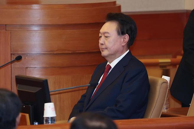 윤석열 대통령이 21일 오후 서울 종로구 헌법재판소 대심판정에서 열린 탄핵심판 3차 변론기일에 참석하고 있다. 2025.01.21.[서울=뉴시스]