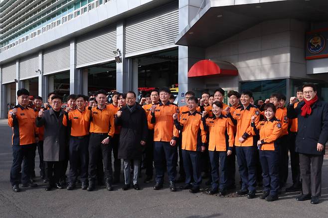 국민의힘 권영세 비상대책위원장이 26일 서울 용산소방서를 방문, 설 명절 필수 근무 공무원인 소방관들을 격려한 뒤 기념촬영 하고 있다. 연합뉴스