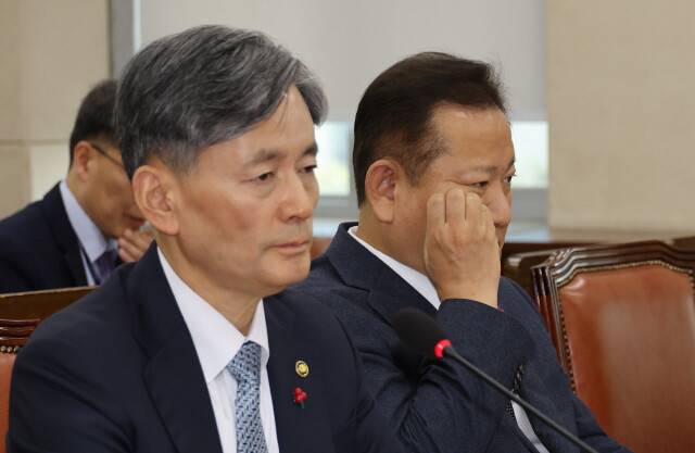 조지호 경찰청장(왼쪽)이 지난해 12월5일 오후 국회 행정안전위원회가 연 현안질의에 참석하고 있다. 신소영 기자 viator@hani.co.kr