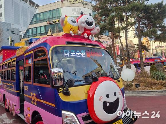 서울 마포구가 25일 구내 11대 상권과 관광 명소를 잇는 '마포순환열차버스'의 제막·시승식을 개최했다. 사진은 버스 외관. [사진=김한빈 기자]