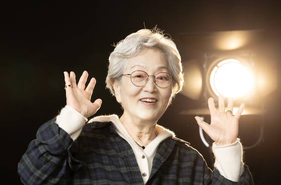22일 중앙일보에서 만난 배우 김영옥은 "저는 그냥 할머니다. 가장 평범한 할머니상이다. 그렇게 표현해 주면 좋겠다"며 활짝 웃었다. 그렇게 말해도 여배우들의 '맏언니'다. 고(故) 김수미(1949~2024), 아카데미 여우조연상의 윤여정(78) 등 솔직한 화법으로 이름난 배우마다 롤모델로 ‘영옥 언니’를 꼽았다. 권혁재 사진전문기자