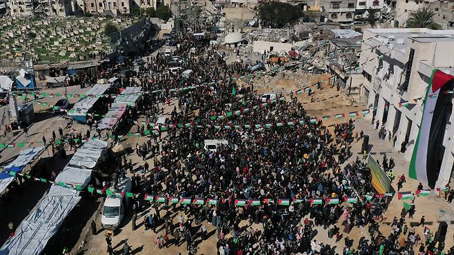 가자지구에서 지난 25일 열린 인질 석방 행사를 구경하기 위해 몰려든 군중