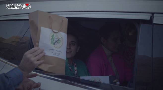 하마스가 지난 18일 1차 석방에 앞서 인질들에게 선물 봉투를 전달했다.