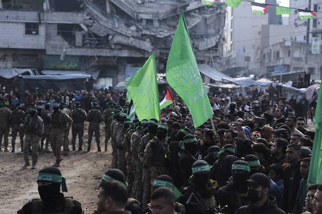 하마스 무장 대원들이 지난 25일 인질 석방 행사에 몰려든 군중을 통제하고 있다.
