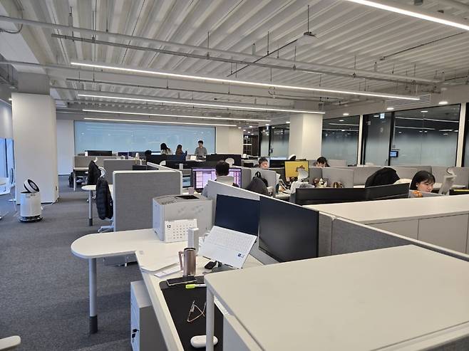 본사 사무실에서 직원들이 업무에 열중하고 있다. 에스피소프트 제공