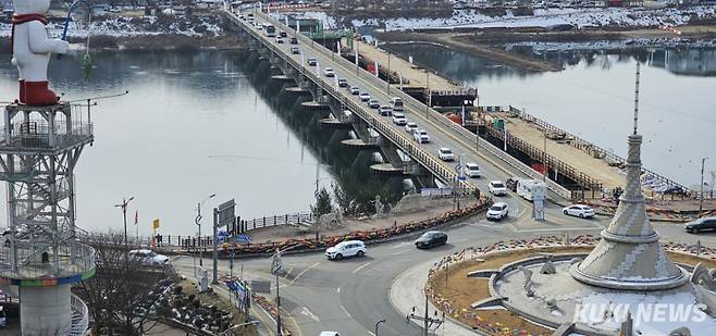 설명절 황금연휴 둘째날인 26일 강원 화천군 화천천 일대에서 열리는 2025 화천산천어축제장을 찾기 위해 차량들이 몰려들고 있다.&nbsp;