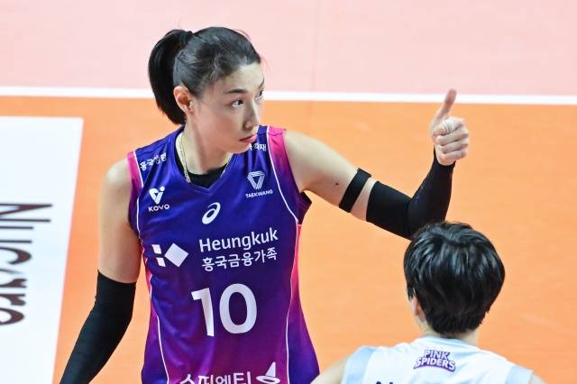 8억원으로 여자 배구 연봉 공동 1위 흥국생명 김연경. 다른 1위는 한국도로공사 강소휘다. 한국배구연맹 제공