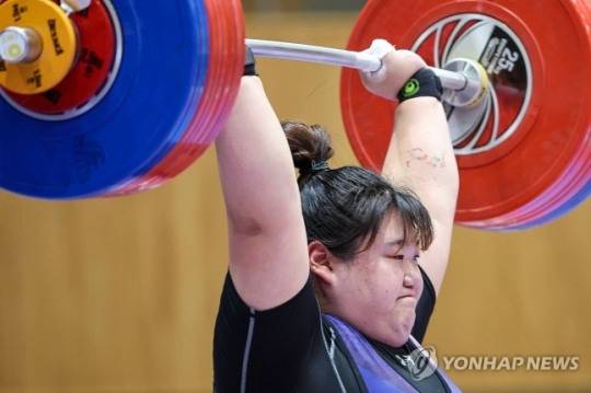 바벨 들어올리는 박혜정. [연합뉴스 자료사진]
