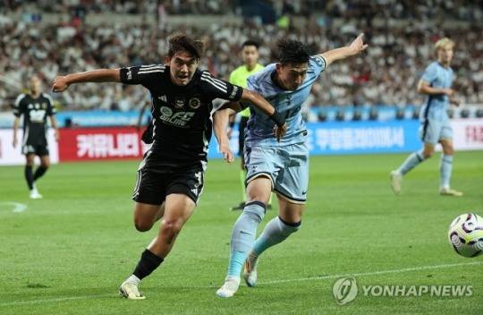 지난해 7월 치러진 쿠팡플레이 시리즈에서 손흥민(오른쪽)과 경합하는 윤도영