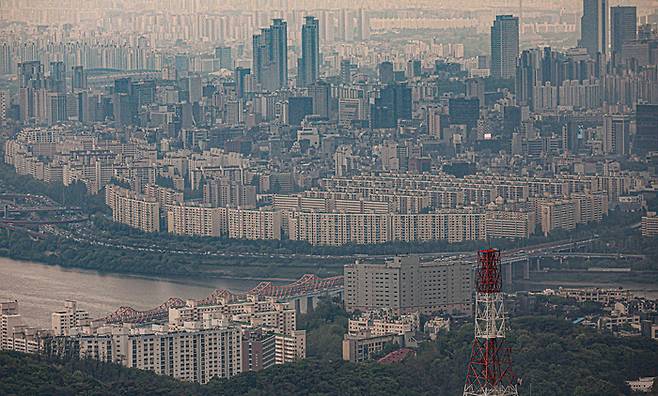 지난 2023년 4월 서울 남산에서 바라본 압구정 일대 아파트 단지의 모습. 매경DB