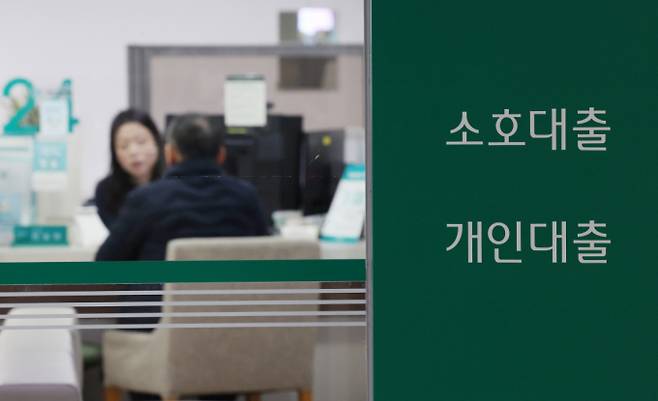 지난 21일 기준 KB국민·신한·하나·우리·NH농협은행 등 5대 은행의 전세대출 금리는 연 3.44~5.84%로 지난해 말 연 3.65~6.05%보다 0.21%포인트 하락했다. 사진은 서울시내 한 은행 대출업무 창구. /사진=뉴시스