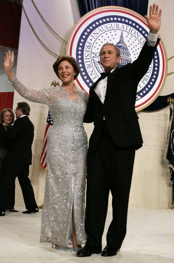 지난 2005년 1월 로라 부시 전 영부인이 조지 부시 전 대통령과 취임식 무도회에 참여한 모습. [로이터]