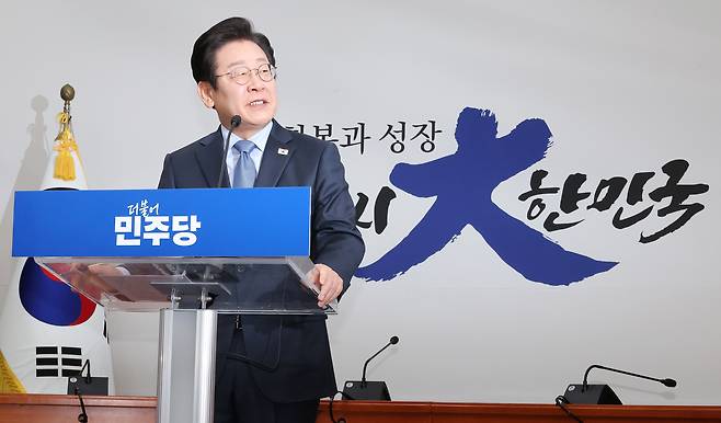 이재명 더불어민주당 대표가 23일 오전 국회에서 열린 기자회견에서 취재진의 질문에 답변하고 있다. [연합]