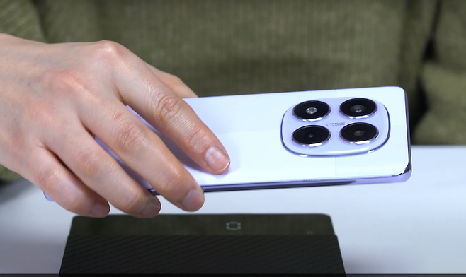 샤오미의 ‘레드미 노트 14프로 5G’ [유튜브 채널 ‘꿀단지PD’ 캡처]