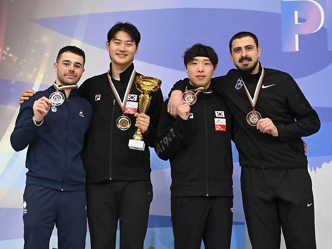 오상욱(대전광역시청·왼쪽 두 번째)이 25일(현지 시간) 불가리아 플로브디프에서 열린 국제펜싱연맹(FIE) 사브르 월드컵 남자 개인전에서 우승했다. 박상원(대전광역시청·왼쪽 세 번째)은 동메달을 수확했다. (사진=FIE 페이스북 캡처) *재판매 및 DB 금지
