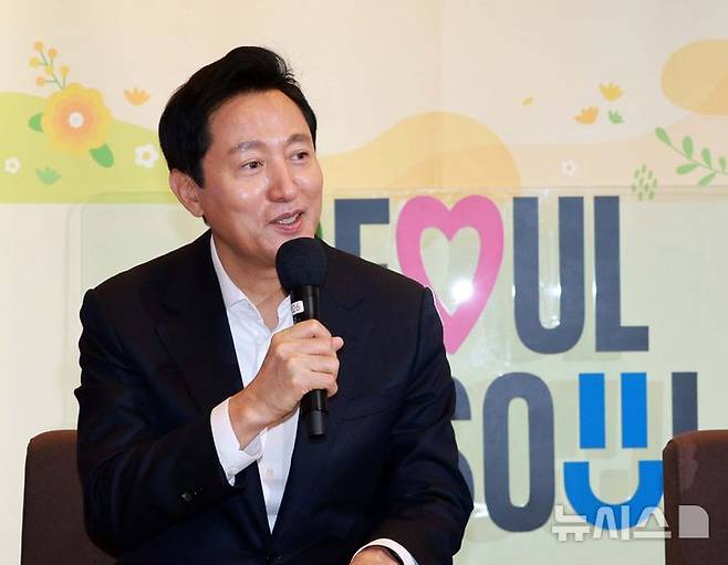 [서울=뉴시스] 고범준 기자 = 오세훈 서울시장이 23일 서울 마포구 서울신용보증재단 본점 자영업지원센터 라운지에서 열린 서울시 소상공인 힘보탬 현장 간담회에서 인사말을 하고 있다. 2025.01.23. bjko@newsis.com