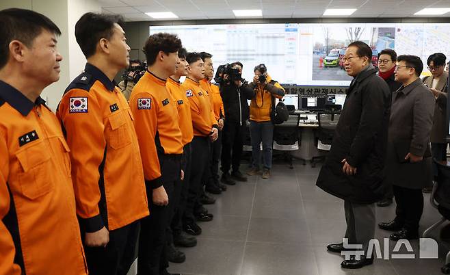 [서울=뉴시스] 홍효식 기자 = 권영세 국민의힘 비상대책위원장이 26일 서울 용산구 용산소방서를 방문해 설 명절 필수 근무 소방관들을 격려하고 있다. 2025.01.26. yesphoto@newsis.com