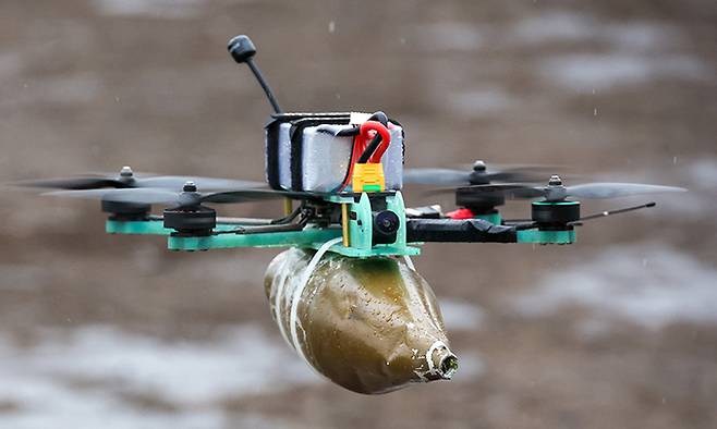 러시아의 1인칭 시점(FPV) 드론이 우크라이나전 전장에서 폭탄 탄두를 운반하고 있다. 자포리자=타스연합뉴스