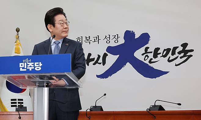 더불어민주당 이재명 대표가 지난 23일 국회에서 열린 기자회견에서 취재진의 질문을 받고 있다. 연합뉴스