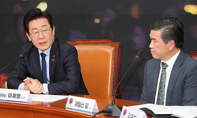 더불어민주당 이재명 대표가 2024년 12월 16일 서울 여의도 국회에서 제임스 김 주한미국상공회의소(암참) 회장을 접견하고 있다. 연합뉴스