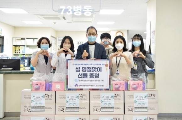 화순전남대학교병원이 소아청소년과 환아들에게 설 명절 선물을 전달했다.