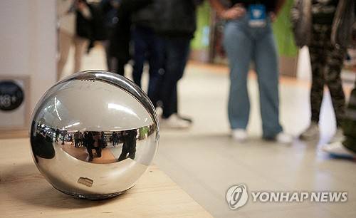 월드코인 홍채 스캐너 앞에 줄 선 사람들 [로이터 연합뉴스 자료사진. 재판매 및 DB 금지]