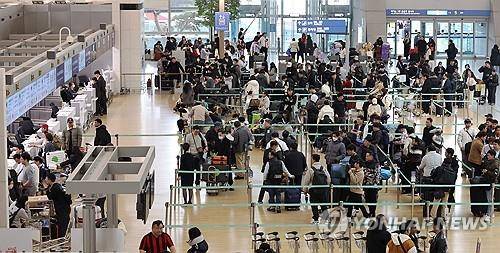설 연휴, 북적이는 인천공항 (영종도=연합뉴스) 최재구 기자 = 본격적인 설 연휴에 들어선 27일 인천국제공항 제1터미털 출국장이 이용객으로 붐비고 있다. 이번 설 연휴 기간에는 200만명이 넘는 이용객이 인천국제공항을 이용할 것으로 전망된다. 2025.1.26 jjaeck9@yna.co.kr