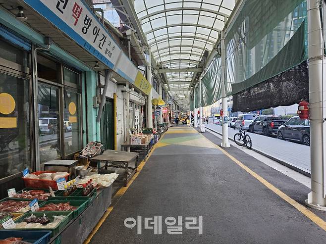 지난 24일 오후 서울 광진구 영동교골목시장이 한산한 모습. (사진=김경은 기자)