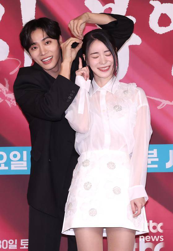 28일 오후 서울 신도림 라마다 호텔에서 JTBC 새 토일극 '옥씨부인전' 제작발표회가 열렸다. 진혁 연출과 배우 임지연, 추영우, 김재원, 연우가 참석했다. 박세완 엔터뉴스팀 기자 park.sewan@jtbc.co.kr (콘텐트비즈니스본부)