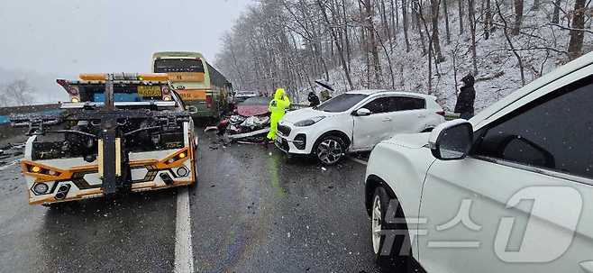 본격적인 귀성길 정체가 시작된 27일 강원 강릉으로 향하는 영동고속도로 원주IC 인근에서 11중 추돌사고가 발생, 현장에 출동한 경찰과 소방 대원들이 사고 수습을 벌이고 있다. (강원도소방본부 제공) 2025.1.27/뉴스1
