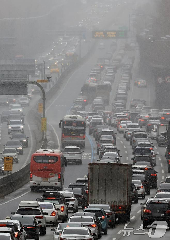 설 명절 연휴 사흘째이자 대설특보가 발효된 27일 서울 서초구 경부고속도로 잠원 IC 인근 하행선에 밀려드는 귀성 차량 등으로 거북이 걸음을 보이고 있다.  2025.1.27/뉴스1 ⓒ News1 박정호 기자