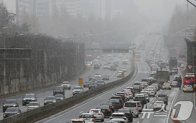설 명절 연휴 사흘째이자 대설특보가 발효된 27일 서울 서초구 경부고속도로 잠원 IC 인근 하행선에 밀려드는 귀성 차량 등으로 거북이 걸음을 보이고 있다. 2025.1.27/뉴스1 ⓒ News1 박정호 기자