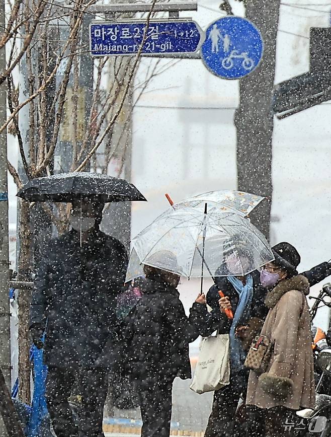 설 명절 연휴 사흘째이자 대설특보가 발효된 27일 오전 서울 성동구 거리를 지나는 우산을 받쳐 든 시민들이 발걸음을 재촉하고 있다.  2025.1.27/뉴스1 ⓒ News1 박정호 기자