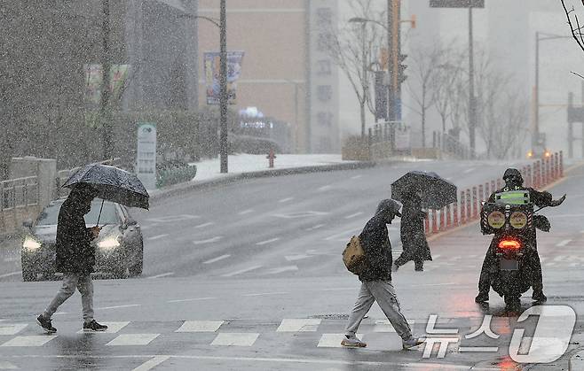 설 명절 연휴 사흘째이자 대설특보가 발효된 27일 오전 서울 성동구 거리를 지나는 우산을 받쳐 든 시민들이 발걸음을 재촉하고 있다.  2025.1.27/뉴스1 ⓒ News1 박정호 기자