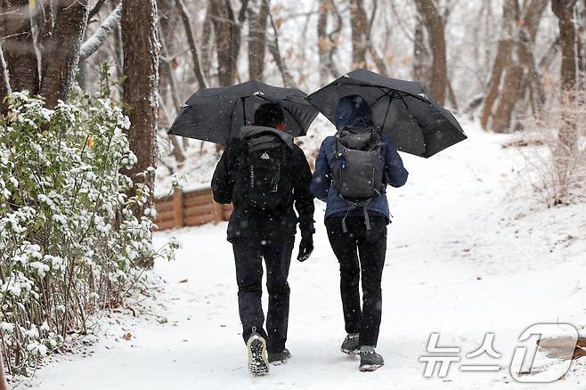 설 명절 연휴 사흘째이자 대설특보가 발효된 27일 오전 서울 백련근린공원에서 시민이 둘레길을 걷고 있다. 2025.1.27/뉴스1 ⓒ News1 황기선 기자