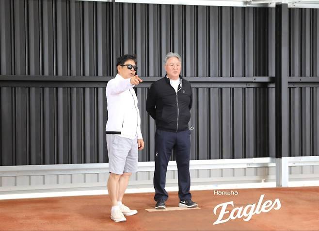 한화 김경문 감독(오른쪽)과 양상문 투수코치가 23일 호주 빅토리아주 멜버른 멜버른볼파크 시설을 둘러보고 있다. 사진 | 한화 이글스