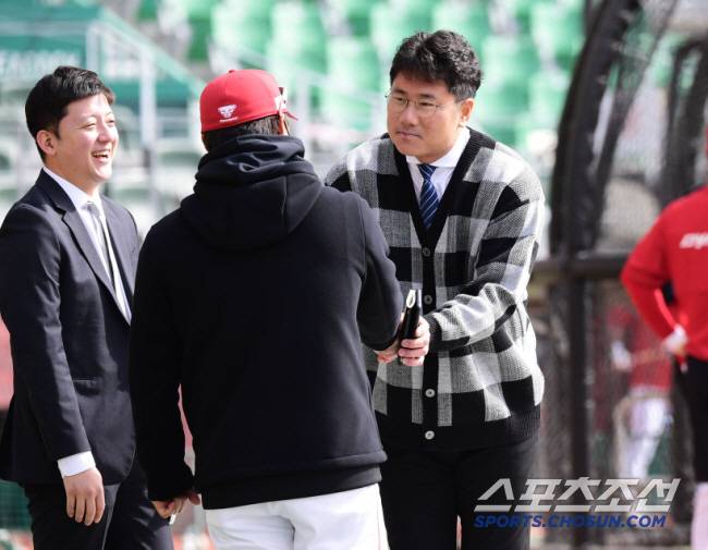 박정권 해설위원이 SSG 코치들과 인사를 나누고 있다. 인천=송정헌 기자songs@sportschosun.com