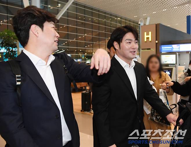 삼성 라이온즈 선수단이 22일 오전 인천국제공항을 통해 스프링캠프가 차려진 괌으로 출국했다. 송은범과 박병호가 출국장으로 향하고 있다. 인천공항=정재근 기자 cjg@sportschosun.com/2025.1.22/